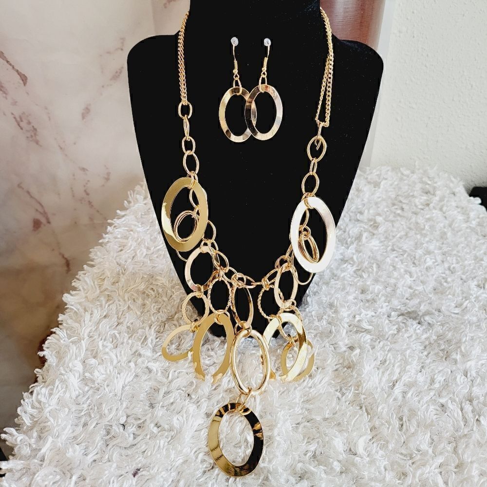 New Boutique gold tone eye catching Oval shapped with matching earrings - Picture 5 of 5